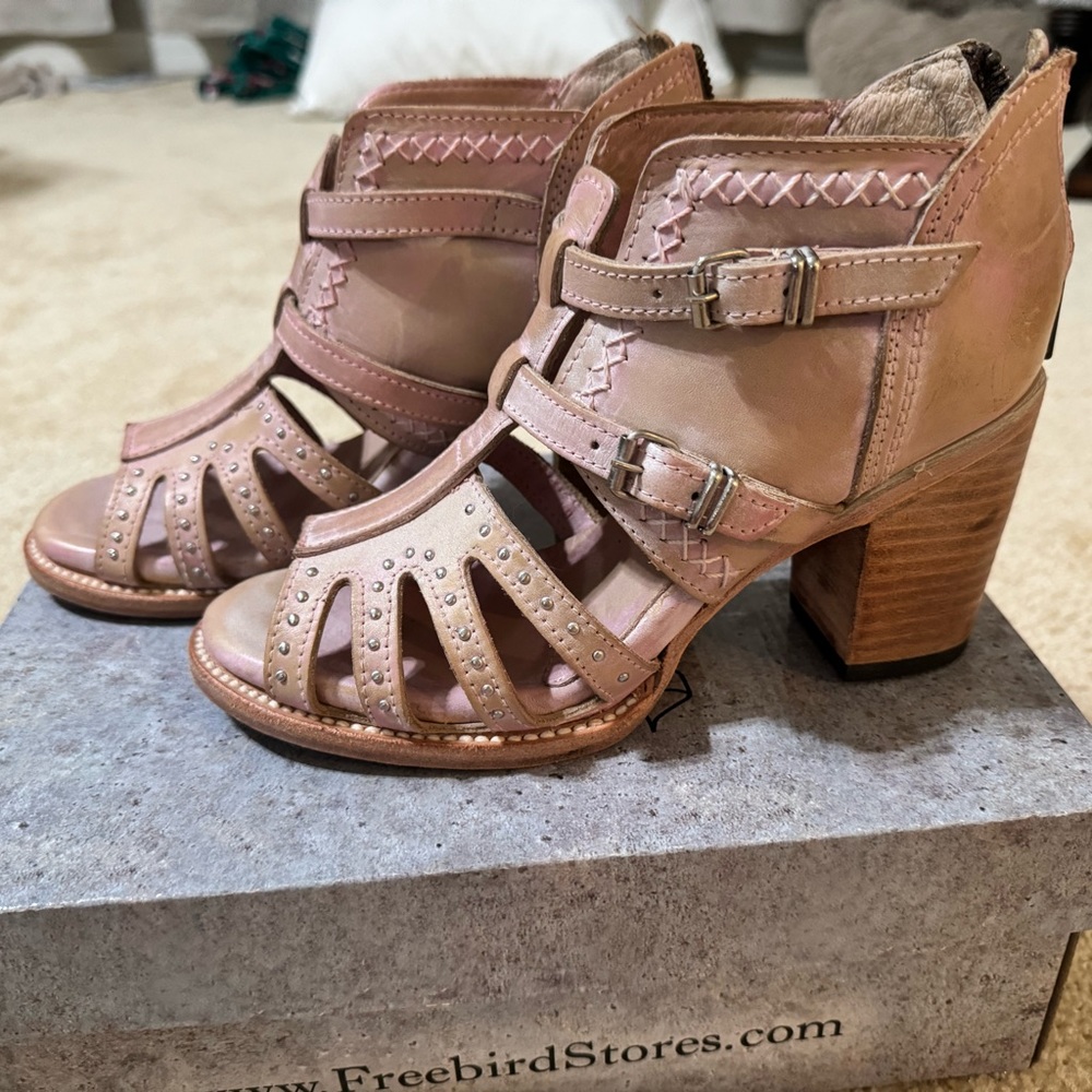 Freebird Conner sandals in blush size 7